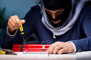 Terörist bombacı bomba hazırlıyor.