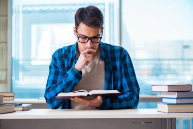 Üniversitede ders sırasında öğrenci