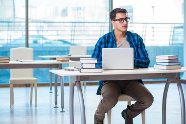 Üniversitede ders sırasında öğrenci