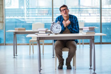 Üniversitede ders sırasında öğrenci