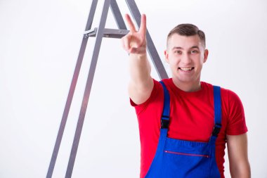 Müteahhit atölyede çalışıyor.