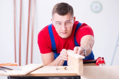 Müteahhit atölyede çalışıyor.