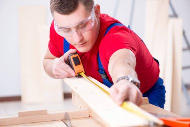 Müteahhit atölyede çalışıyor.