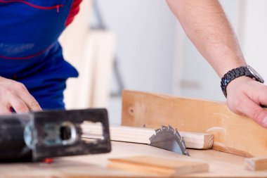 Müteahhit atölyede çalışıyor.