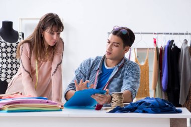 Atölyede erkek terzi ve bayan öğrenci.