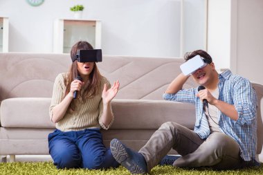 Sanal gerçeklik gözlükleriyle karaoke yapan çiftler