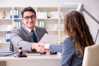 Avukat müvekkil ile hukuk davasını tartışıyor