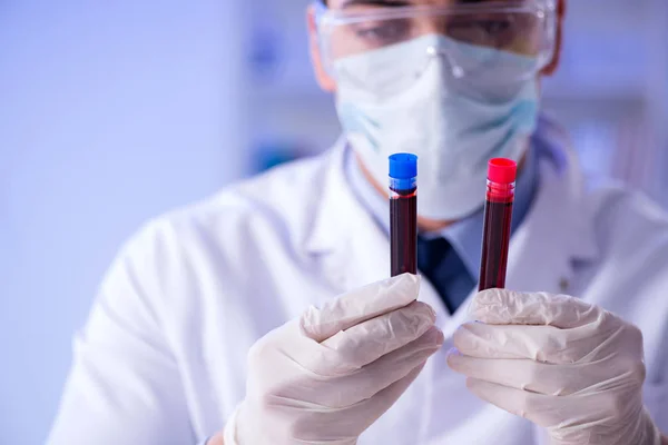 Assistente de laboratório testando amostras de sangue no hospital — Fotografia de Stock
