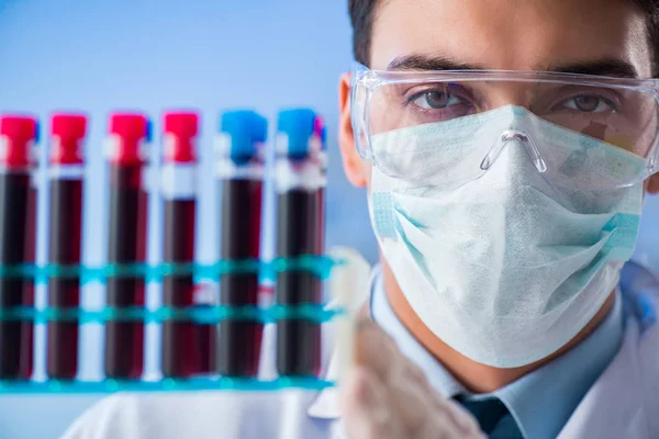 Asistente de laboratorio analizando muestras de sangre en el hospital —  Fotos de Stock