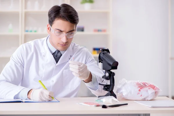 Expert criminoloog werkt in het lab voor bewijs — Stockfoto