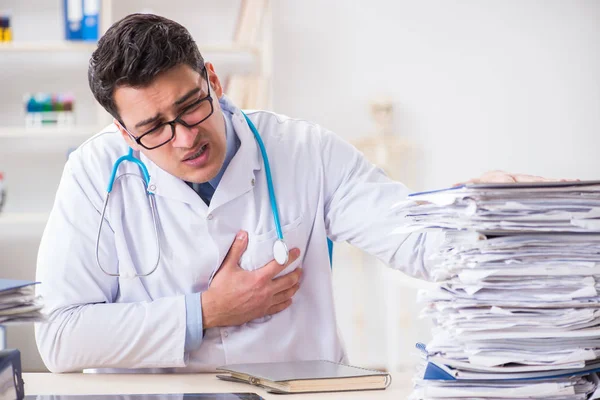 Médico ocupado con demasiado trabajo en el hospital — Foto de Stock