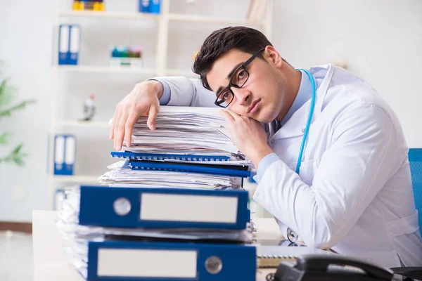 Hastanede çok işi olan meşgul bir doktor. — Stok fotoğraf