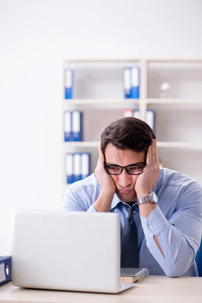 Empresario extremadamente ocupado trabajando en la oficina — Foto de Stock