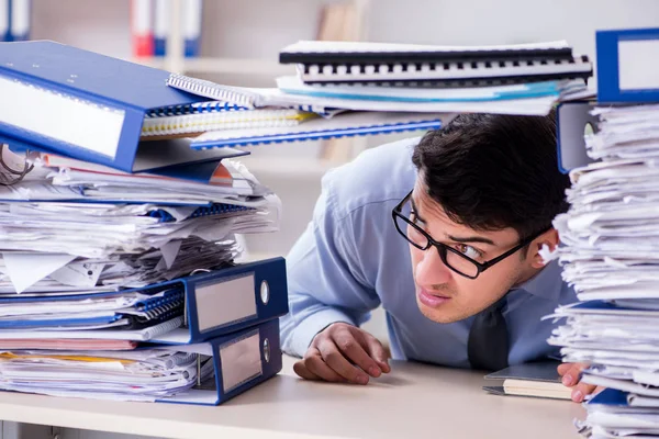 Empresário extremamente ocupado a trabalhar no escritório — Fotografia de Stock