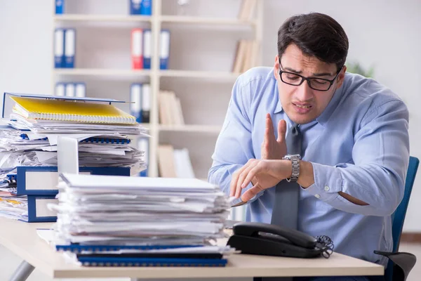 Empresario extremadamente ocupado trabajando en la oficina —  Fotos de Stock