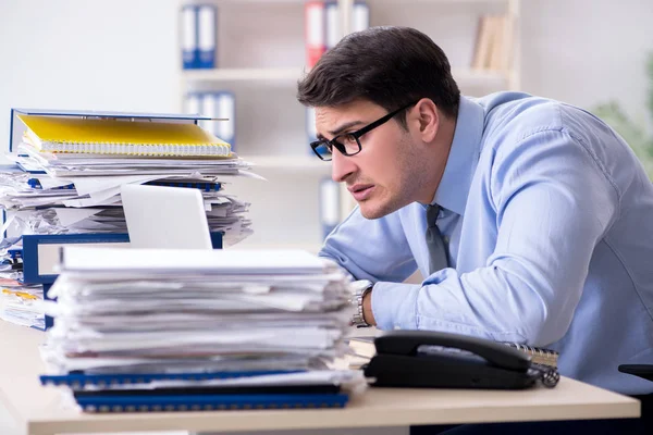 Uomo d'affari estremamente impegnato che lavora in ufficio — Foto Stock