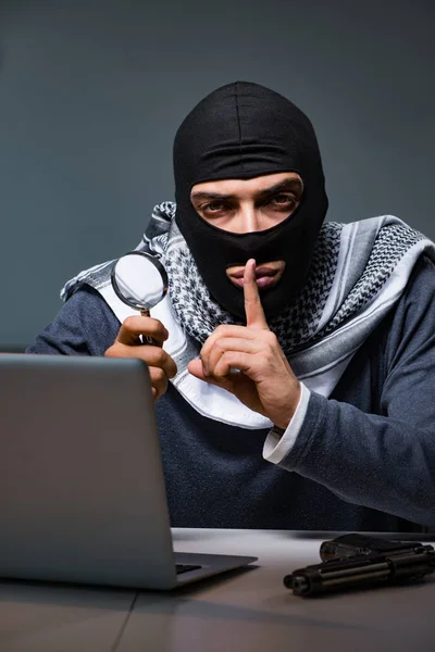 Hacker memakai topeng balaclava meretas komputer — Stok Foto