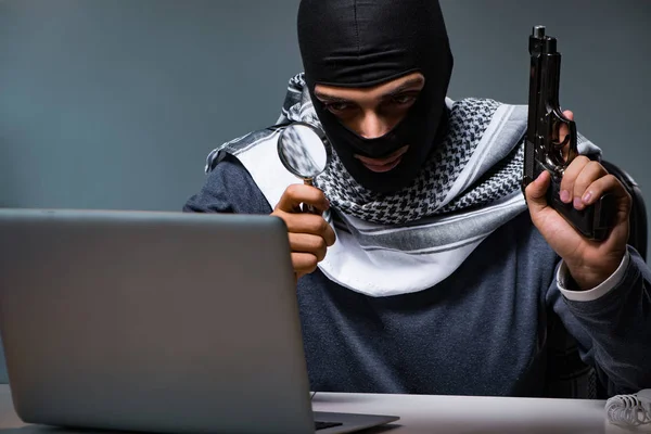Terrorist inbrottstjuv med pistol ber om pengar lösen — Stockfoto
