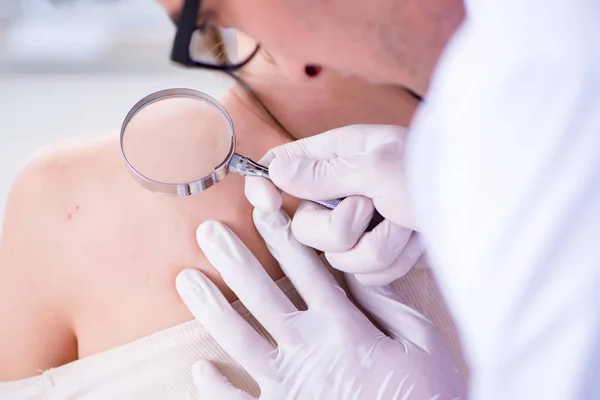 Arzt untersucht die Haut einer Patientin — Stockfoto