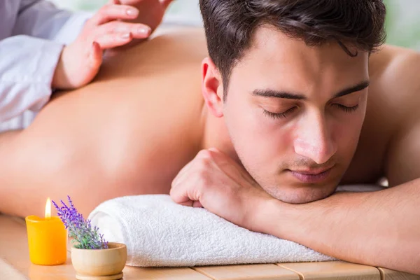 Hombre en spa disfrutando de su tiempo —  Fotos de Stock