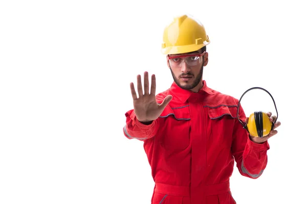 Junger Arbeiter mit geräuschunterdrückenden Kopfhörern auf weißem Grund — Stockfoto