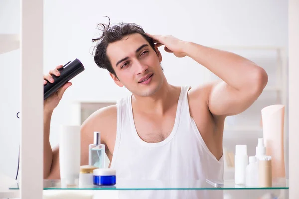 Junger Mann trocknet sich morgens die Haare — Stockfoto