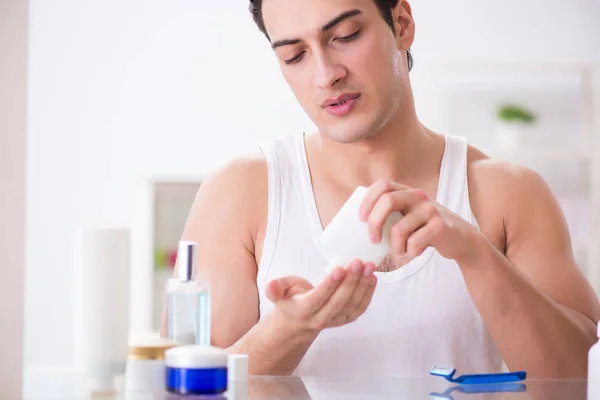 Jeune homme beau rasage tôt le matin à la maison — Photo