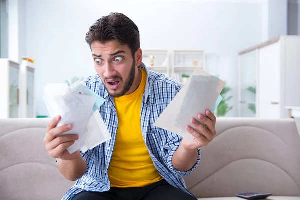 Homem zangado com as contas que precisa pagar — Fotografia de Stock