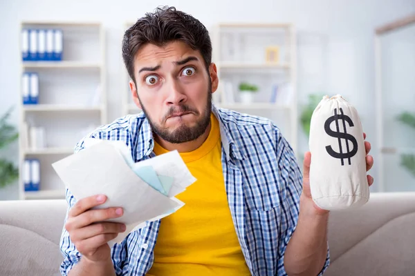 Mann wütend auf Rechnungen, die er bezahlen muss — Stockfoto
