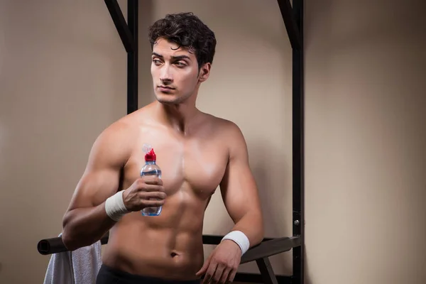 Spragniony człowiek pijący wodę w siłowni sportowej — Zdjęcie stockowe