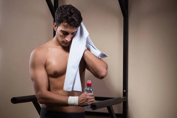 Uomo assetato di acqua potabile in palestra sportiva — Foto Stock