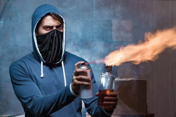 Rebelde com coquetel molotov em quarto escuro — Fotografia de Stock