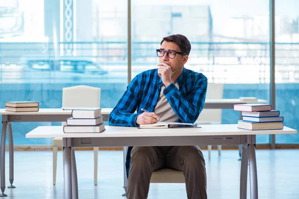 Estudiante durante la conferencia en la universidad — Foto de Stock