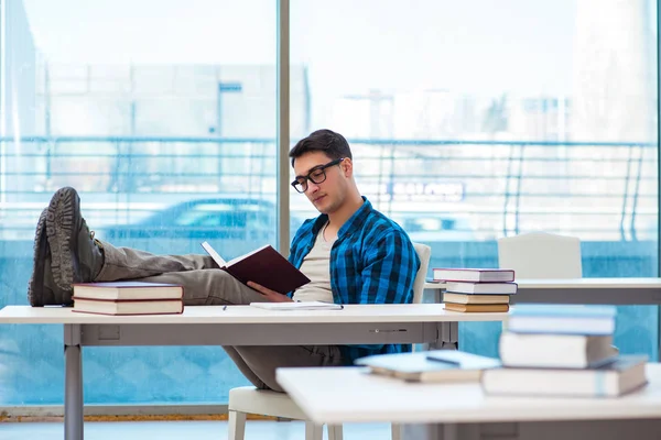 Étudiant pendant la conférence à l'université — Photo