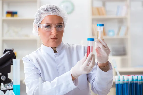 Kobieta chemik pracująca w laboratorium — Zdjęcie stockowe