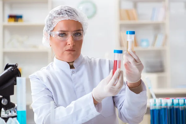 Chimica femminile che lavora in laboratorio — Foto Stock