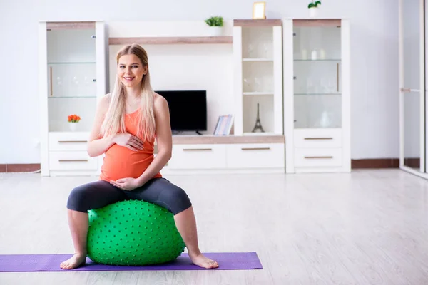 Junge Frau bereitet sich zu Hause auf Geburt vor — Stockfoto