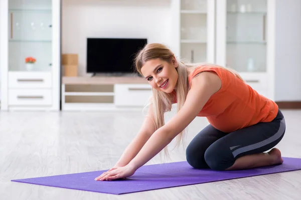 Mulher grávida fazendo exercício esportivo em casa — Fotografia de Stock