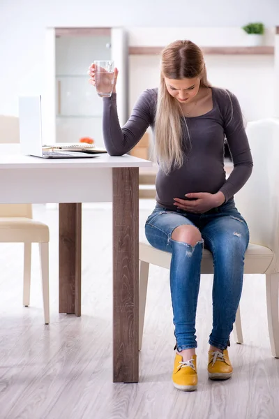 Zwangere vrouw thuis klaar voor de bevalling — Stockfoto