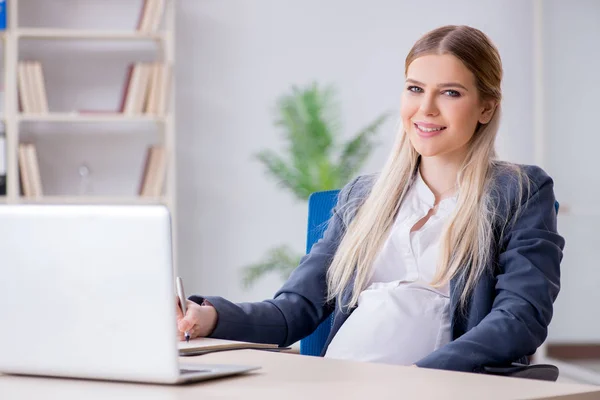 Zwangere vrouw werknemer in het kantoor — Stockfoto