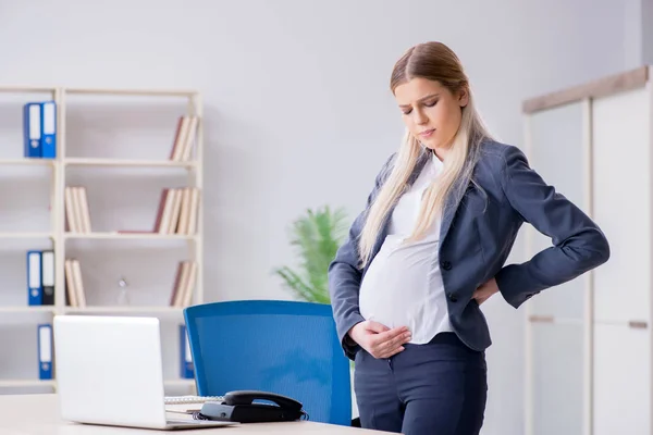 Έγκυος υπάλληλος στο γραφείο — Φωτογραφία Αρχείου