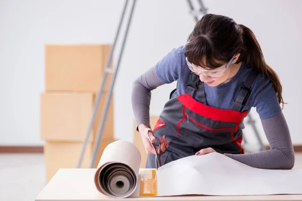 Vrouw voorbereiding voor behang werk — Stockfoto