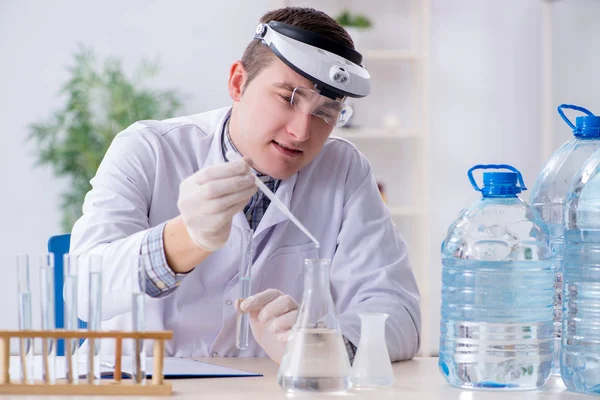 Jovem estudante de química experimentando em laboratório — Fotografia de Stock