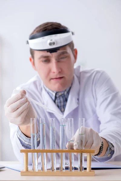 Jovem estudante de química experimentando em laboratório — Fotografia de Stock