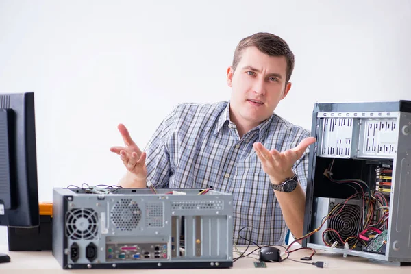 Genç teknisyen atölyede bilgisayar tamir ediyor. — Stok fotoğraf