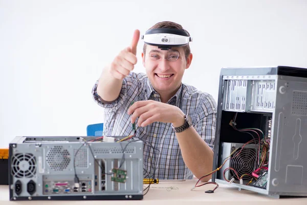 Joven técnico de reparación de computadoras en taller — Foto de Stock