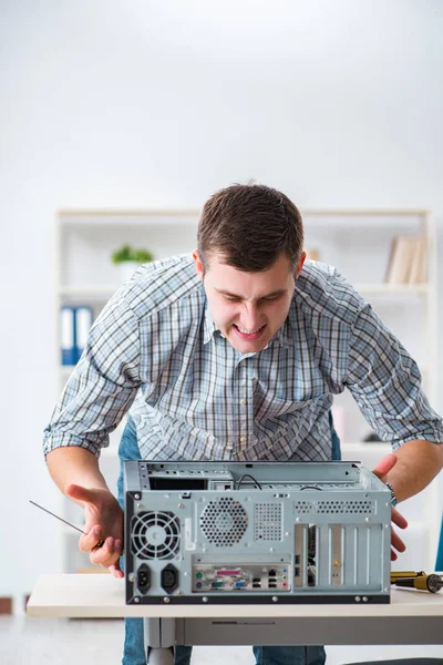 Joven técnico de reparación de computadoras en taller — Foto de Stock