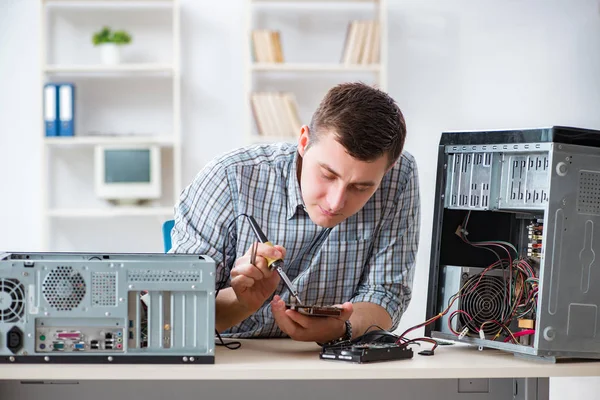 Jonge technicus repareert computer in werkplaats — Stockfoto