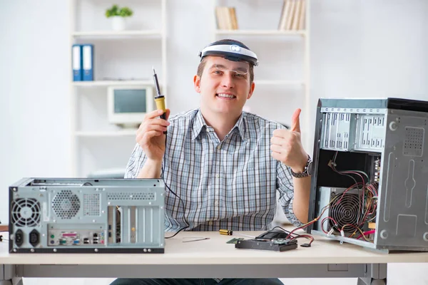 Young technician repairing computer in workshop — Stock Photo, Image