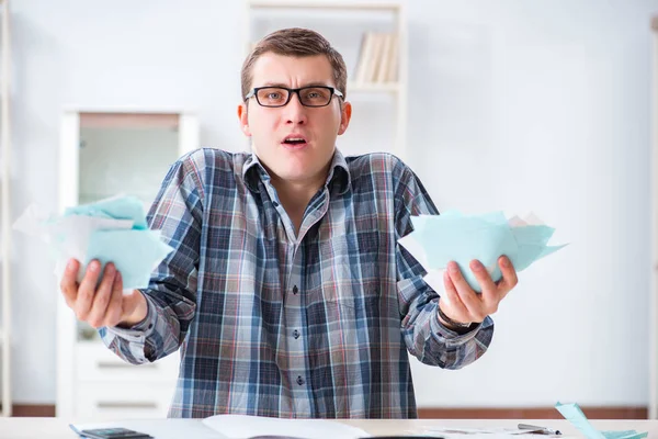 Jeune homme frustré par sa maison et les factures fiscales — Photo